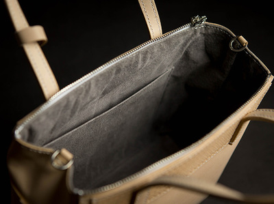 匠心獨(dú)運(yùn) 硬軌手工皮具手提包的魅力與工藝